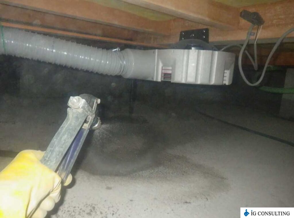 防蟻処理をしている様子